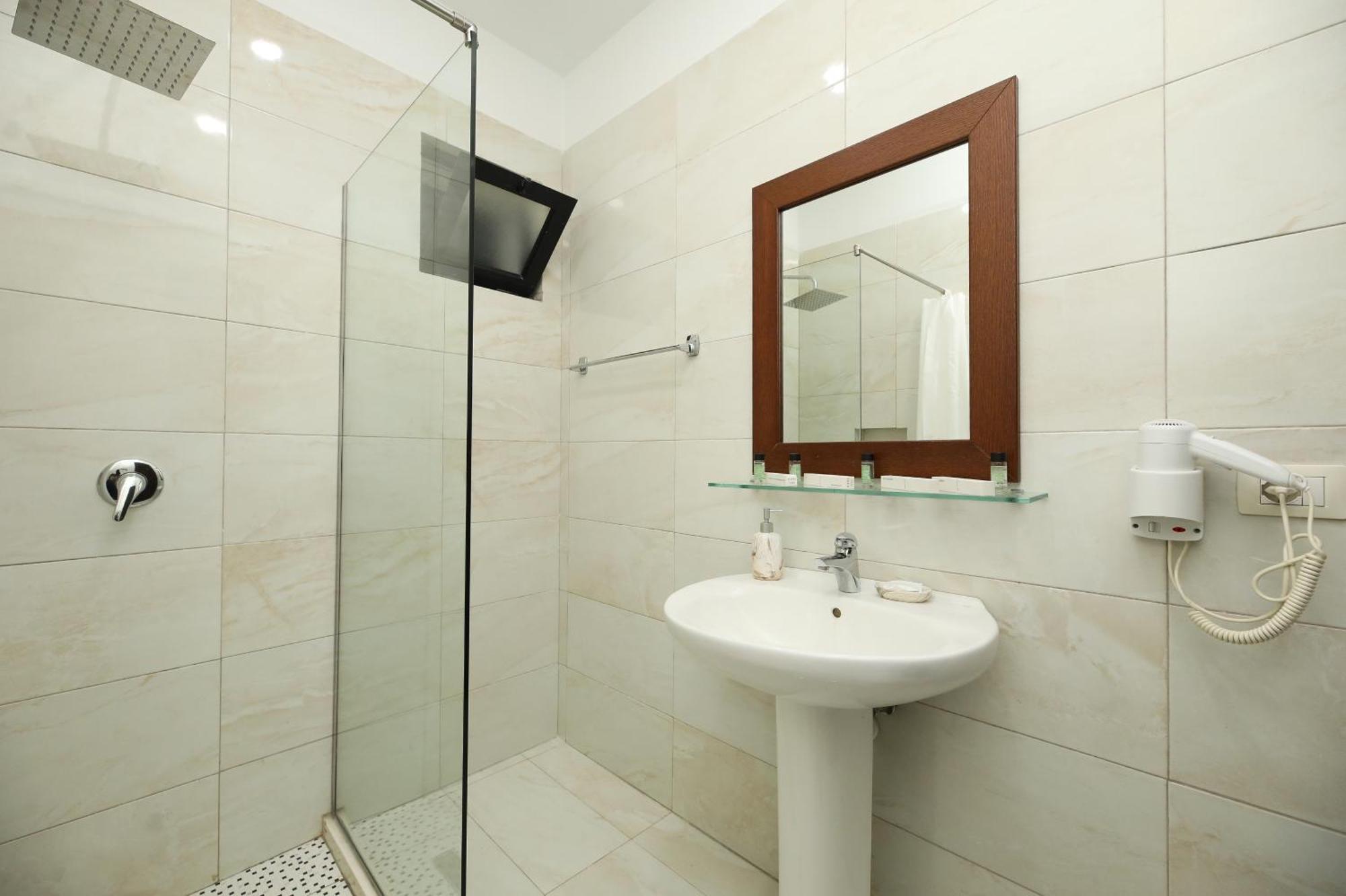 Hotel Salvadore Vlorë Buitenkant foto